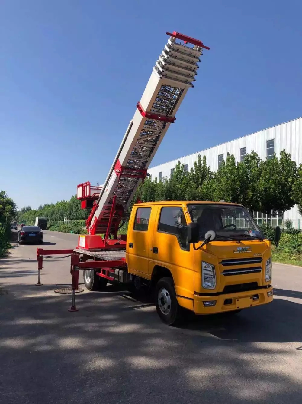 中原镇附近的云梯车出租服务：轻松解决高空作业需求