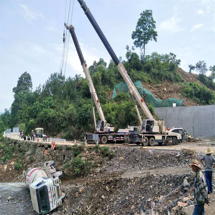 中原镇汽车掉沟里叫吊车救援要多少钱